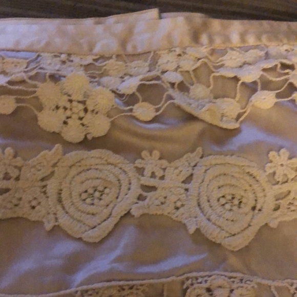 Beautiful satin and lace skirt - Picture 2 of 8